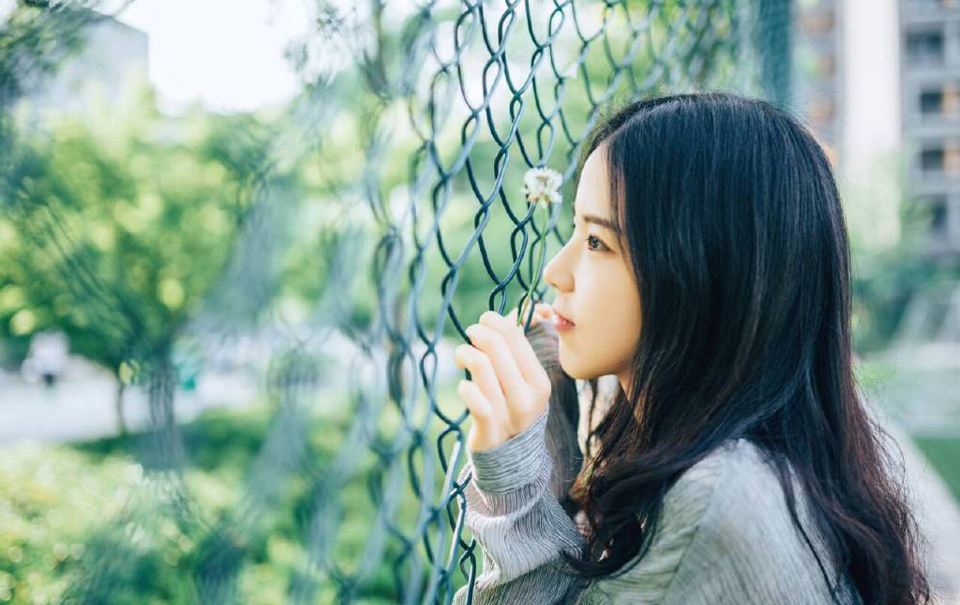 “嗯。”关羽点点头，作为冲锋在第一线的人，他比刘备更清楚那帮西域胡兵的疯狂，想到不久前，直接从城墙上跳下来把身体当做武器来砸人的西域胡兵，哪怕是关羽都感觉有些心寒。